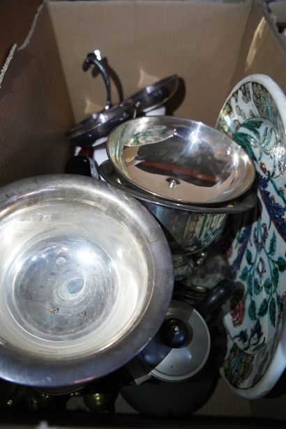 Réunion de bibelots, métal argenté, vases,...