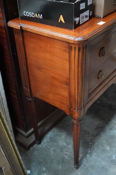 Commode rectangulaire en bois teinté ouvrant...