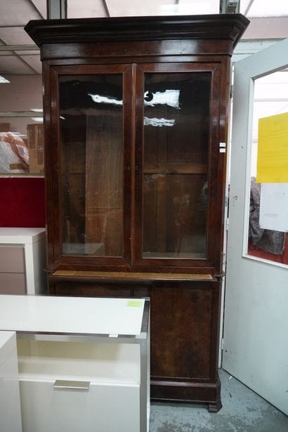 Vitrine en placage d'acajou, la partie haute...