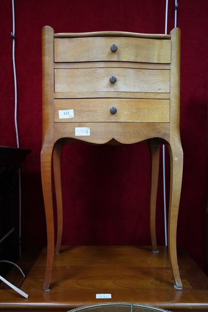Une sellette, un meuble en bois porte revue,...
