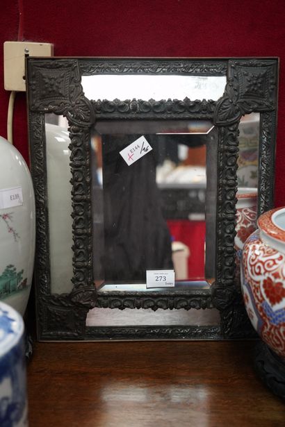 Miroir rectangulaire à parcloses, l'encadrement...