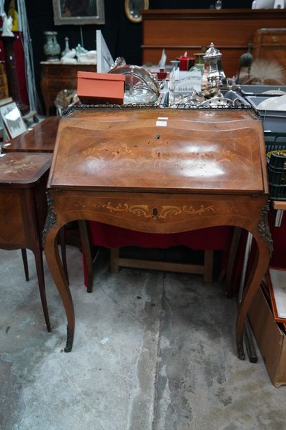 Bureau de pente en bois de placage à décor...