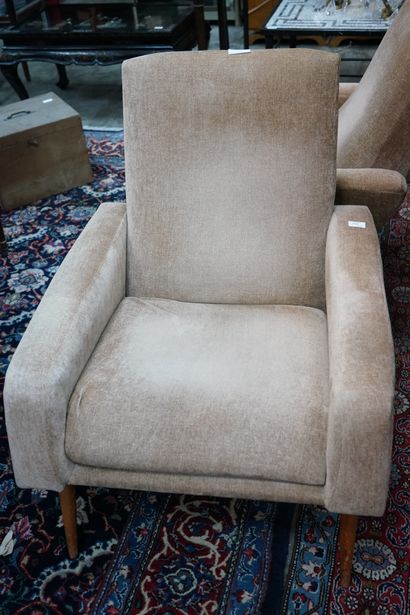 Paire de fauteuils en bois teinté, le dossier...