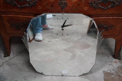 Miroir-pendule, la glace biseautée.
Style...