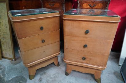 Paire de chevets en bois clair ouvrant par...
