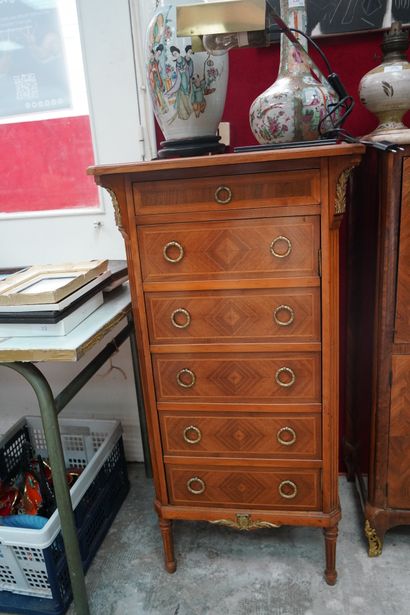 Meuble classeur, en bois teinté, la façace...