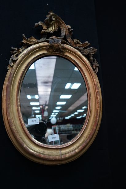 Miroir ovale, l'encadrement en bois doré...