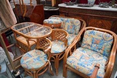 Mobilier en rotin comprenant : un canapé,...