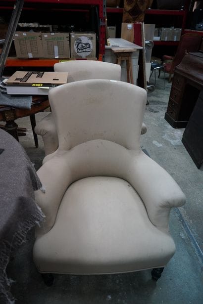 Réunion de sièges comprenant trois fauteuils...