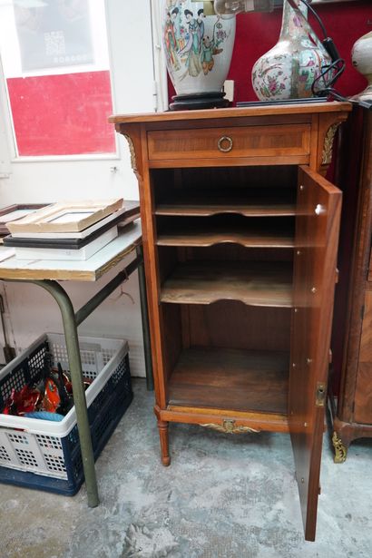 Meuble classeur, en bois teinté, la façace...