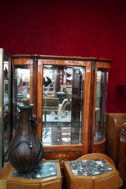 Vitrine de forme demi-lune en bois de placage...