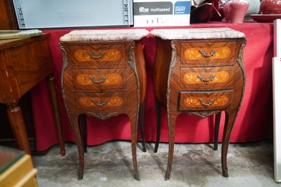 Paire de chevets galbés en bois de placage...