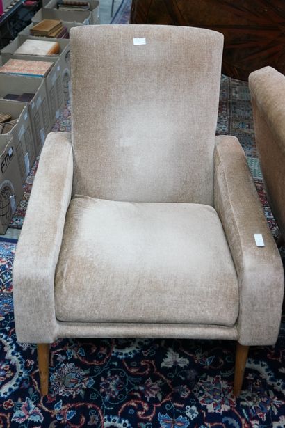 Paire de fauteuils en bois teinté, le dossier...