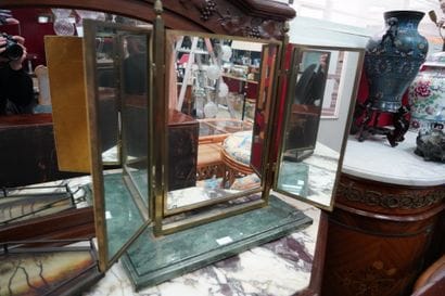 Miroir à poser en métal doré à trois feuilles,...