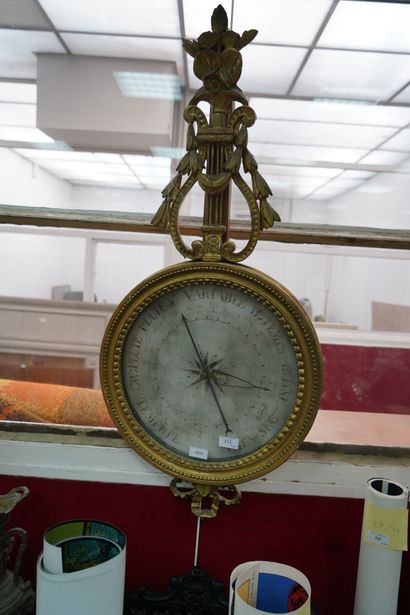 Baromètre circulaire, en bois doré, mouluré...