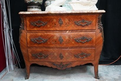 Commode de forme mouvementée en bois de placage...