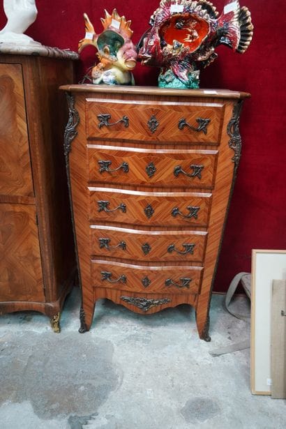 Chiffonnier de forme mouvementée en bois...