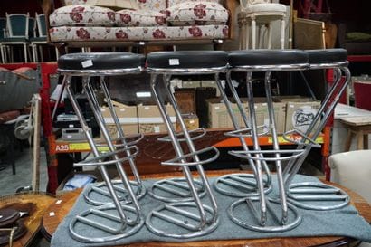 Suite de six tabourets de bar en métal chromé...