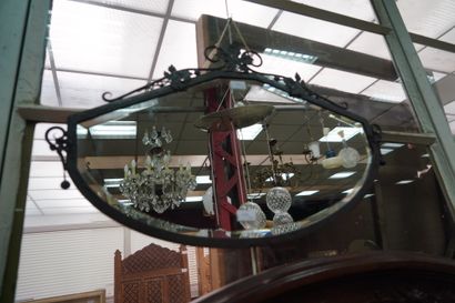 Miroir d'applique en fer forgé à décor de...
