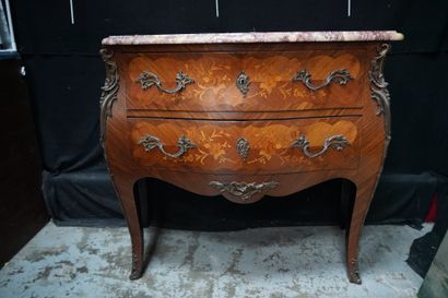 Commode de forme mouvementée en bois de placage...