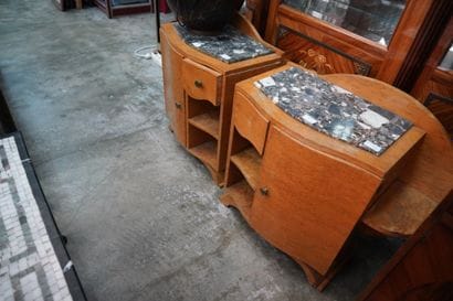 Paire de chevets de forme mouvementée en...