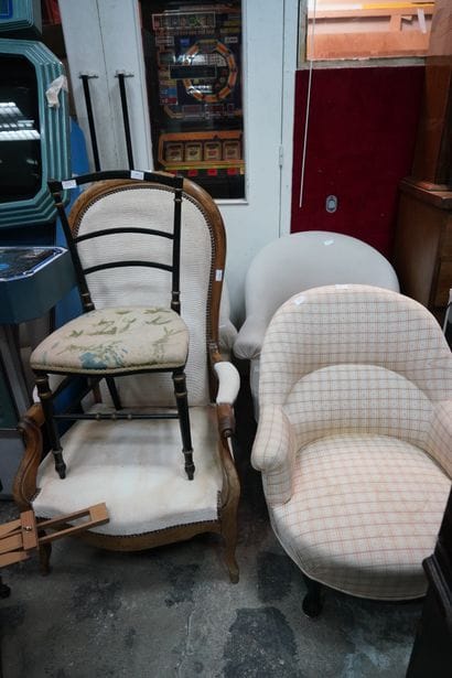 Réunion de sièges comprenant trois fauteuils...