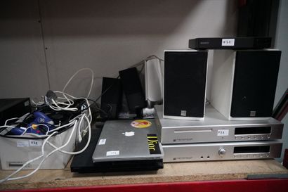 Réunion d'appareils HIFI dont enceintes BOSE...