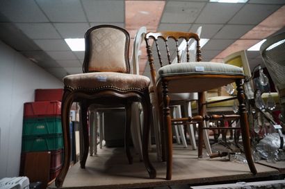 Suite de quatre chaises en bois relaqué blanc,...