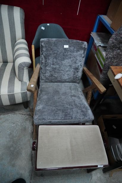 Fauteuil confortable moderne recouvert de...