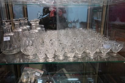 BACCARAT
Réunion de verres à pieds en cristal...