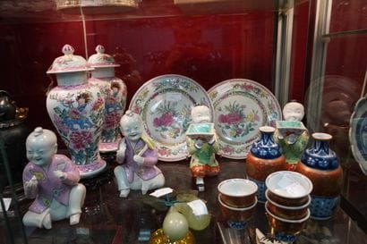 CHINE
Paire de vases couverts, paire d'assiettes,...