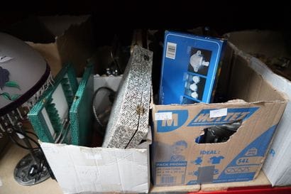 Réunion de vases, pichets en étain, lampe...