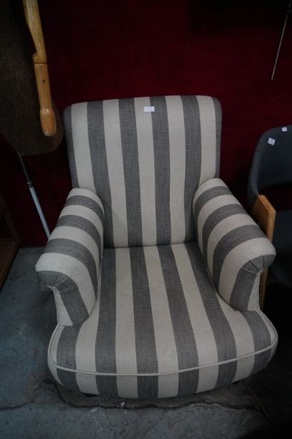 Fauteuil confortable moderne recouvert de...