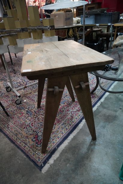 Table en chêne, les pieds compas.
En l'état.
74...
