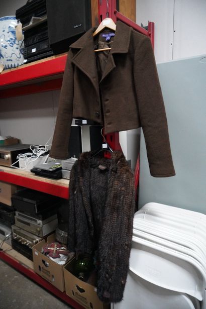 MODE
Ensemble de vêtements dont une veste...