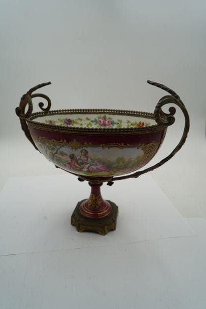 Coupe oblongue sur piédouche, en porcelaine...