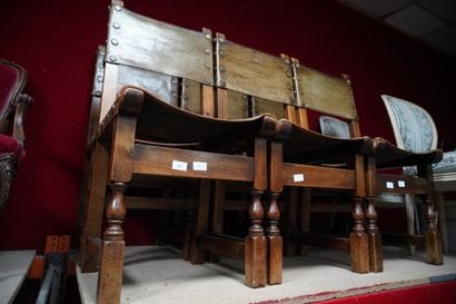Suite de six chaises en bois naturel, les...