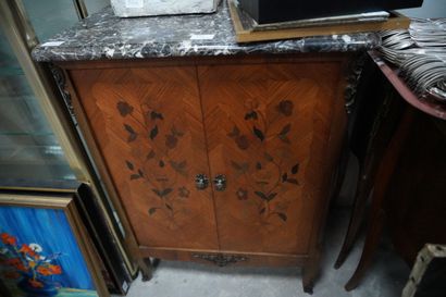 Meuble d'entre-deux en bois de placage marqueté...