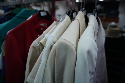 MODE
Réunion de vêtements beiges dont trois...