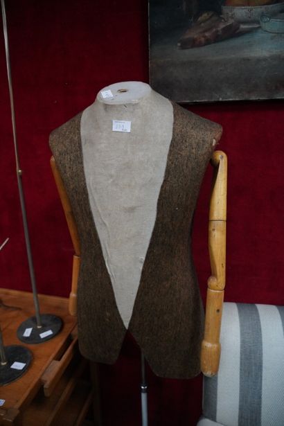 Fauteuil confortable moderne recouvert de...