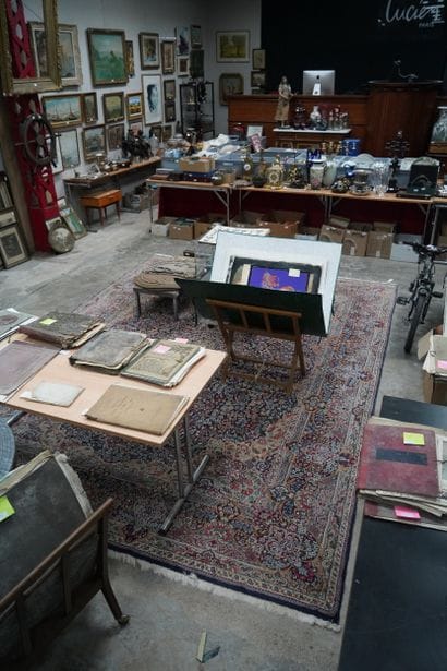 Important tapis en laine polychrome, le champ...