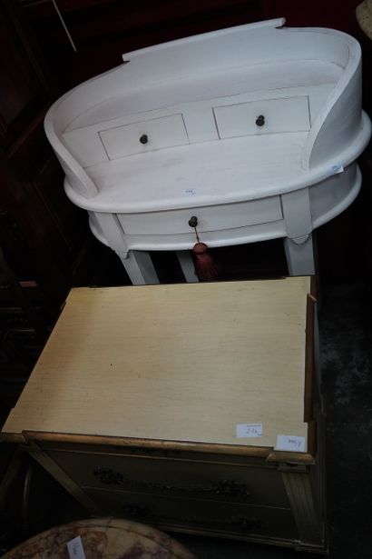 Une table d'appoint à tiroirs et une coiffeuse...