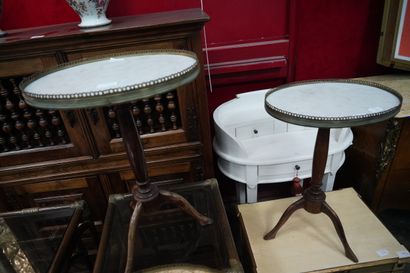 Paire de guéridons bas en bois naturel, le...