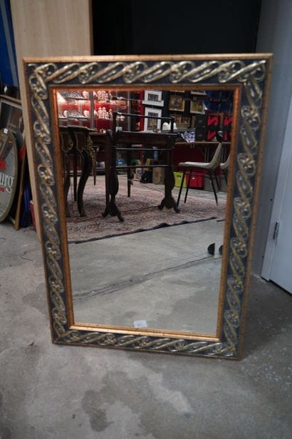 Miroir en bois peint et doré à décor fuchsia...