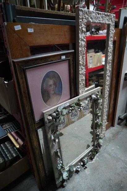 Trois miroirs modernes en bois et matière...