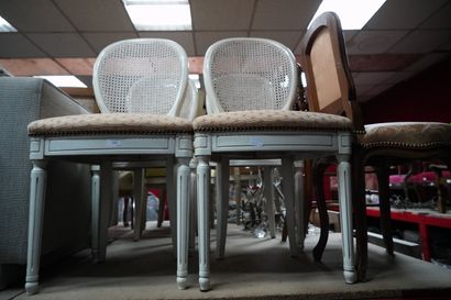 Suite de quatre chaises en bois relaqué blanc,...