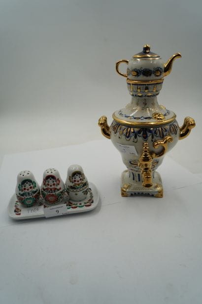 RUSSIE
Petit samovar en faïence à décor floral...