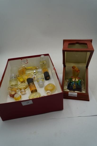 Réunion de flacons de parfum 
En l'état