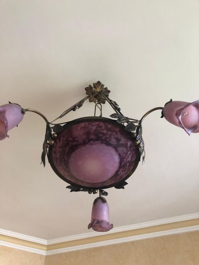 Suspension en laiton supportant trois tulipes...