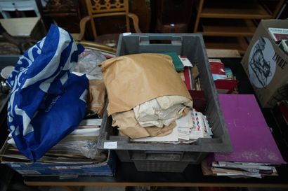 Importante réunion de timbres, albums, cartes...